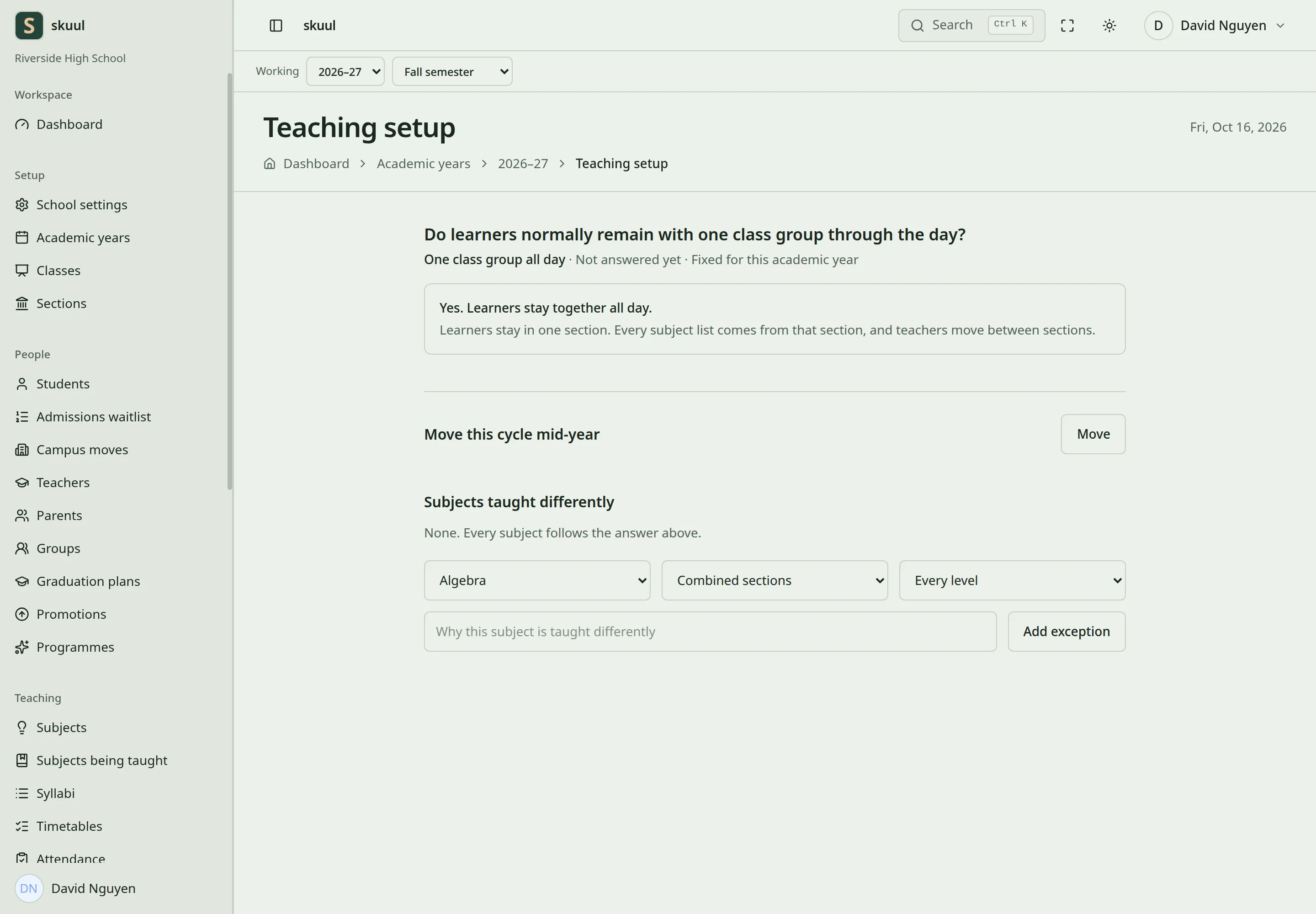 The teaching setup asks whether learners stay with one class group through the day.